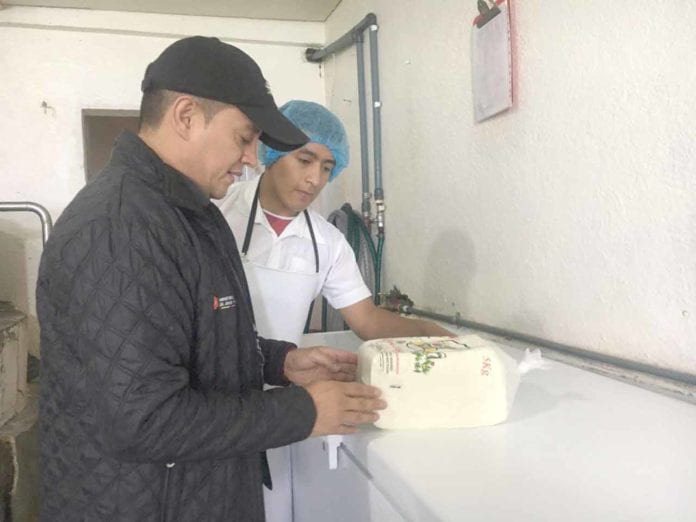 Uno de los técnicos de ARCSA realiza la inspección en una fábrica de quesos.(Cortesía)