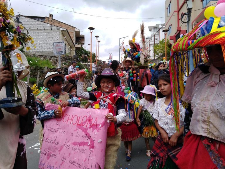 El carnaval se toma plazas y parroquias de Cuenca