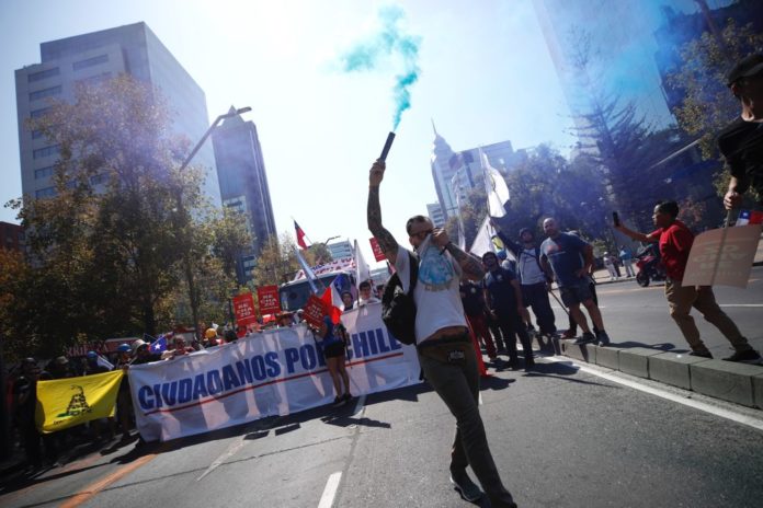 Miles de personas marchan en Santiago por el rechazo a una nueva Constitución