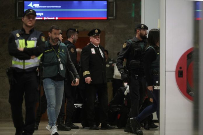 El piloto del vuelo Air Canadá salen de la Sala Lozoya de la Terminal 1 de Madrid-Barajas