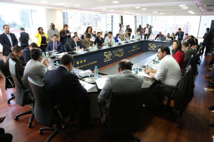 Los prefectos en asamblea del Congope desarrollada ayer en Quito, para analizar el polémico decreto.(Cortesía)