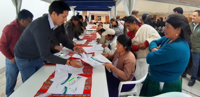 Los beneficiarios firmaron ayer los convenios en la Casa de la provincia.(Cortesía)