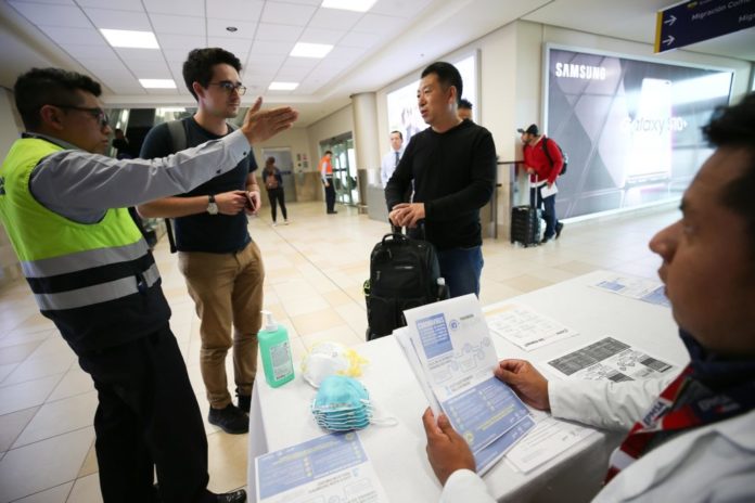 Redoblan información y prevención en aeropuerto de Quito contra coronavirus