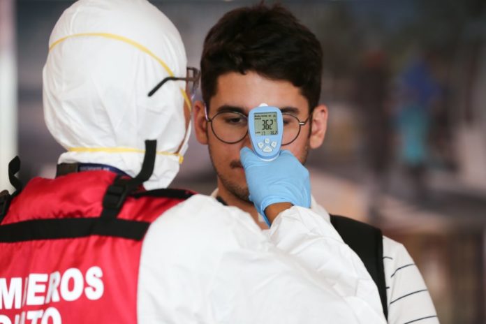 Autoridades refuerzan controles en aeropuertos ante Coronavirus