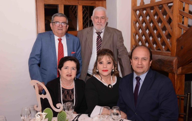 Bertha Vivar, Clara Peralta, Freddy Hinojosa, Flavio Cordero y Raúl Vivar