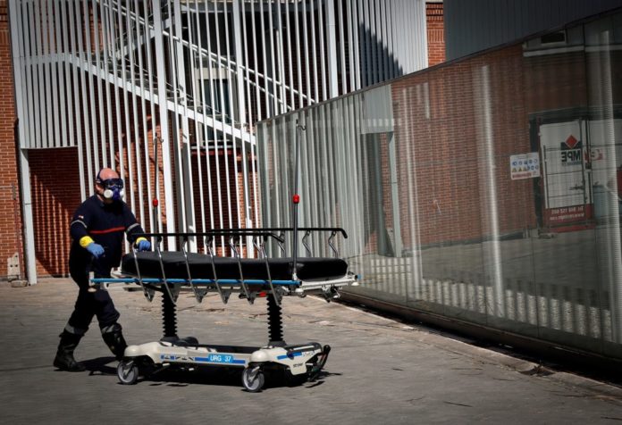 Miembros de DYA Navarra desinfectan EPIs, camillas y ambulancias de Urgencias del Complejo Hospitalario de Navarra