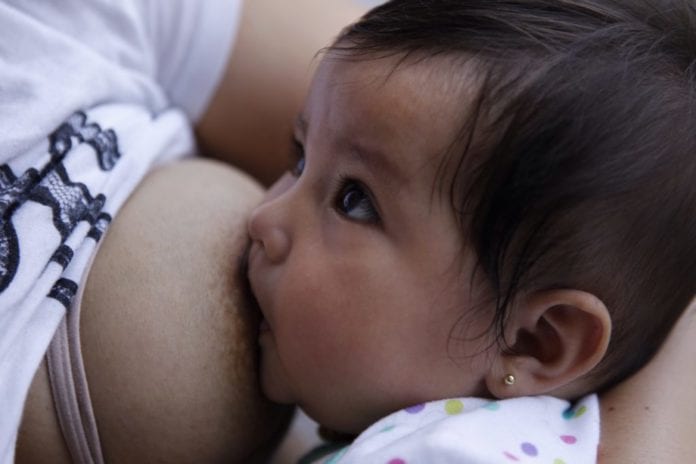 La lactancia materna sigue siendo víctima del tabú en países como México