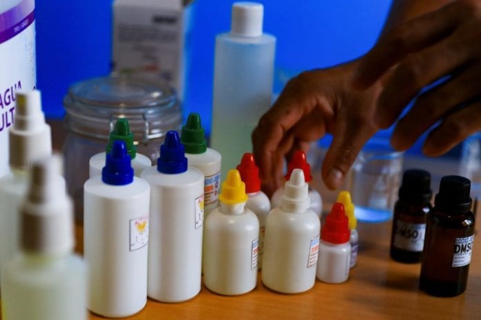 A falta de vacunas, ecuatorianos acuden a métodos ingeniosos contra el COVID