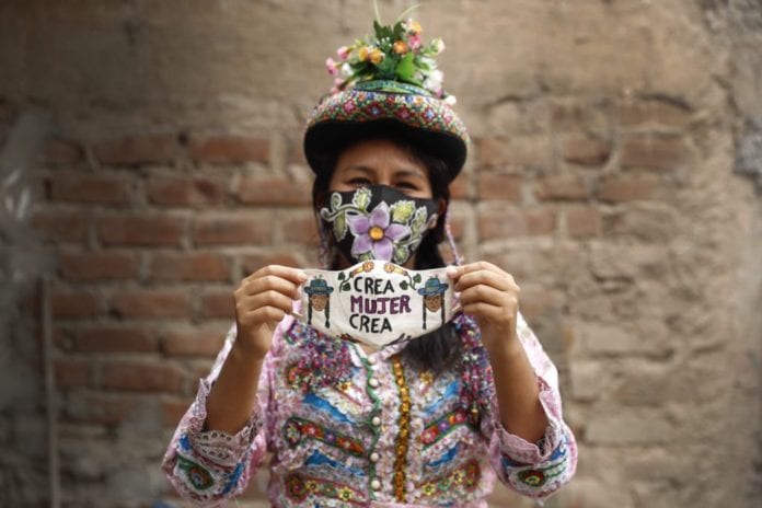 Mascarillas andinas y amazónicas salvan de la crisis a artesanos de Perú