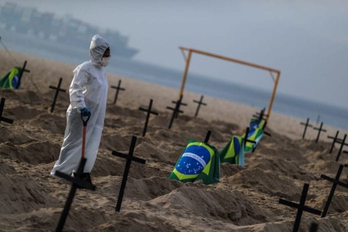 Protesta por la mala gestión del Gobierno en crisis del coronavirus, en Río de Janeiro