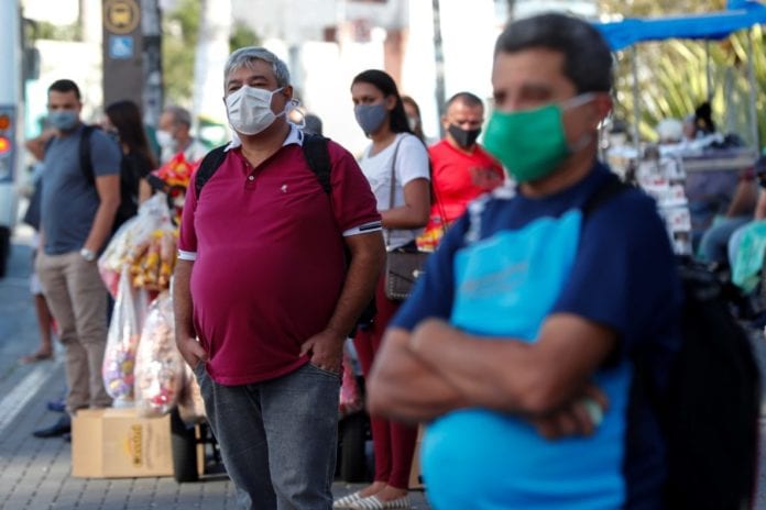 Brasil agranda la confusión con omisiones y baile de cifras sobre el COVID-19