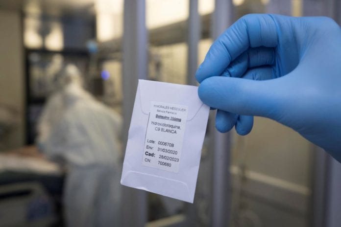 Las UCI del coronavirus: el duro trance de no dar la mano a quien va a morir