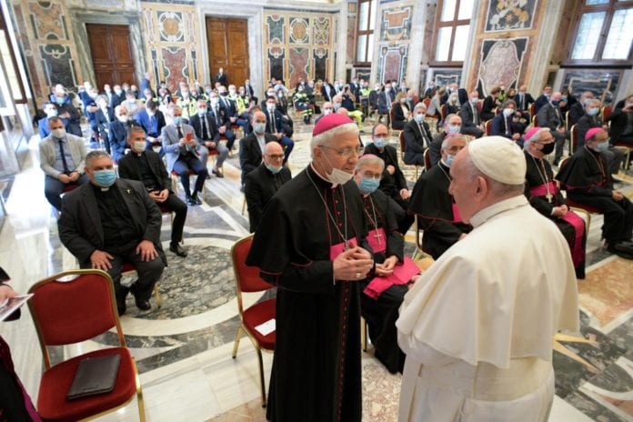 El papa Francisco dona dos respiradores a Ecuador para ayudar en la pandemia