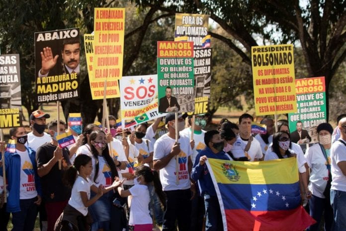Venezuelans dividedly celebrate their Independence Day in Brazil