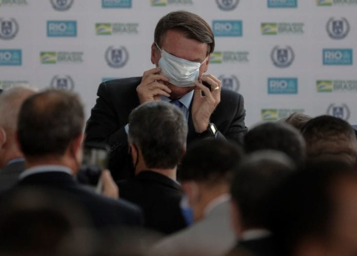 Casi la mitad de los brasileños exenta a Bolsonaro por las muertes de coronavirus