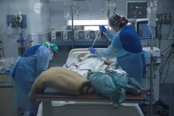 La batalla incansable contra el coronavirus en las Unidades de Cuidado Intensivo en Chile