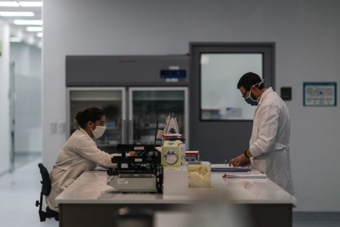 Vacunas se abren paso en América Latina con tres países en top de contagios