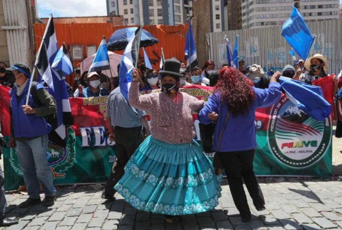 El MAS espera al conteo oficial para celebrar victoria electoral en Bolivia