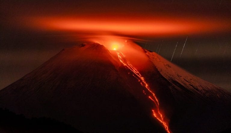 Robinski El Ecuatoriano Que Retrata Las Leyendas De Los Volcanes