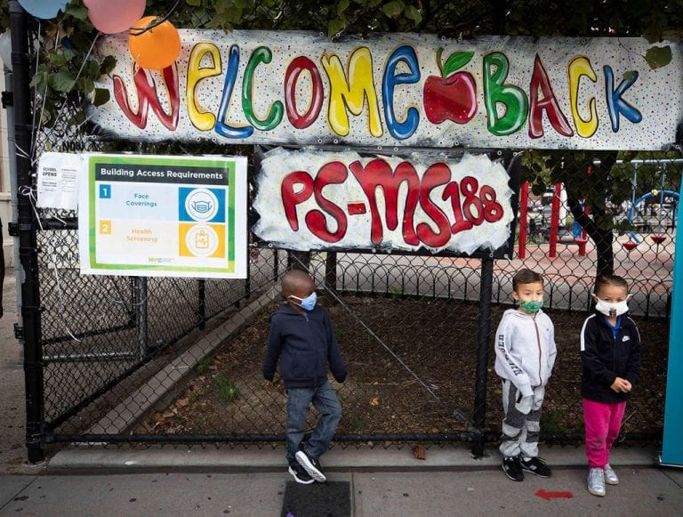 Nueva York da marcha atrás y reabrirá escuelas primarias pese al coronavirus