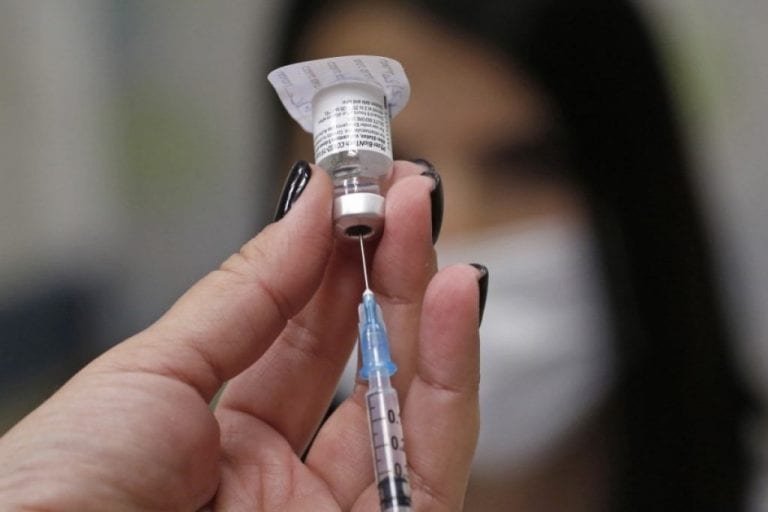 América empieza nuevo año de pandemia con vacunas Covax y clases presenciales
