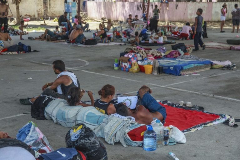 Sin hogar y sin esperanza: las familias venezolanas que están varadas en Huaquillas