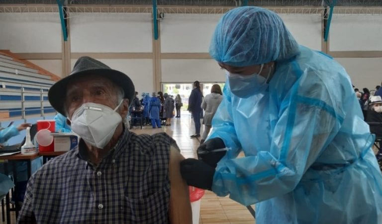 Latinoamérica lucha contra la desigualdad en vacunas ante nueva ola del virus