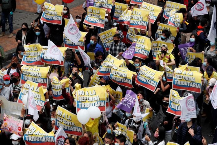 Colombianos se toman las calles para rechazar reforma tributaria del Gobierno