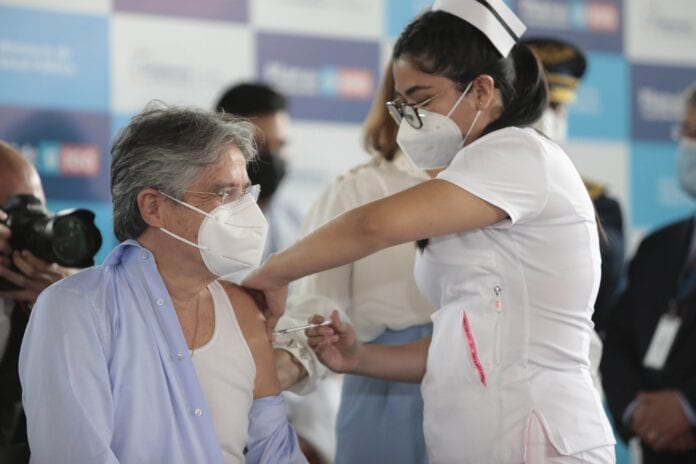 Ecuadorian President is vaccinated against covid-19 before traveling to the US