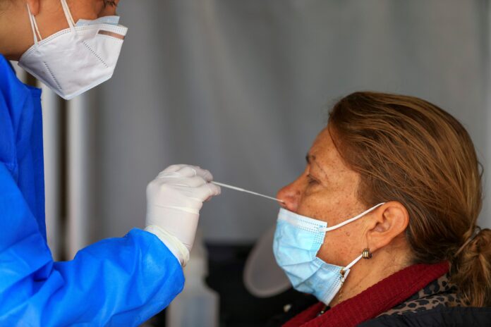 Ecuador supera los 800.000 casos de covid-19, en plena bajada del contagio
