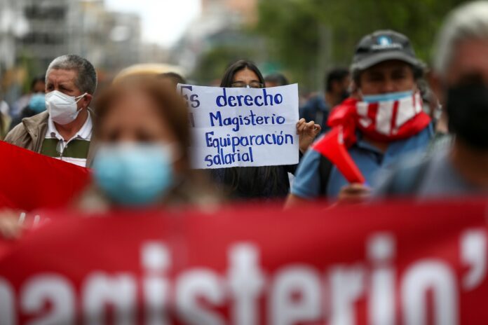Magisterio de Ecuador en primera protesta del año contra Gobierno de Lasso