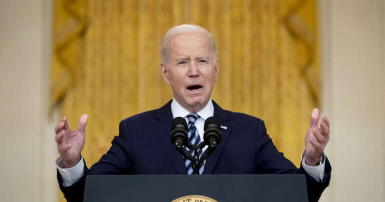 Biden defiende no ir a la frontera con México ante críticas de conservadores