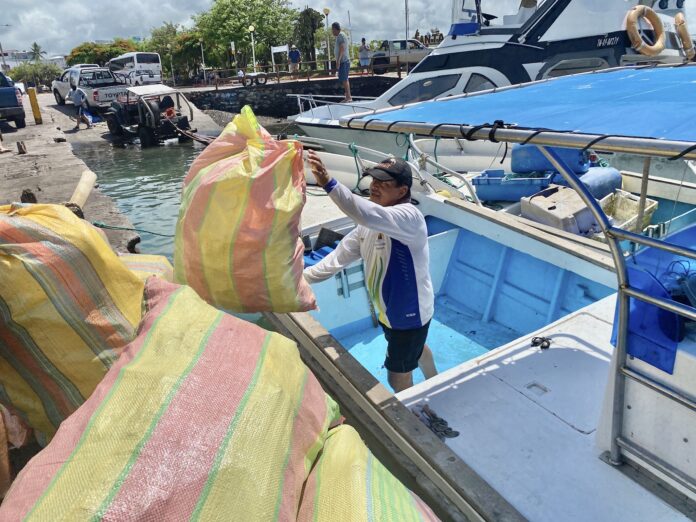 Recogen 3,6 toneladas de basura durante limpieza de isla alejada de Galápagos