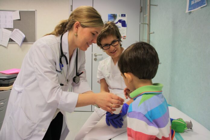 NIÑO EN CONSULTA MÉDICA, DOCTOR, MÉDICO