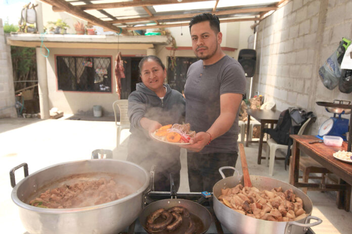 Esteban Quiroga junto a su madre Rosa Barbecho, se especializan en la preparación del sancocho.