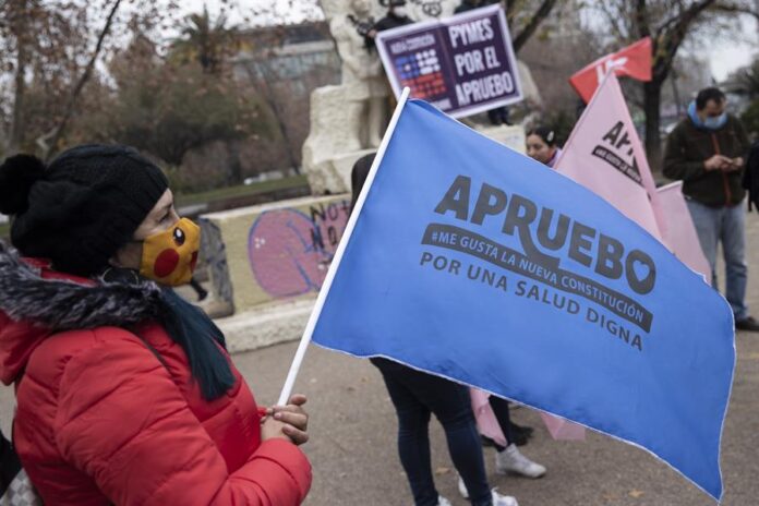 Simpatizantes de que se apruebe la nueva constitución chilena en el plebiscito del 4 de septiembre participan en el arranque de la campaña.