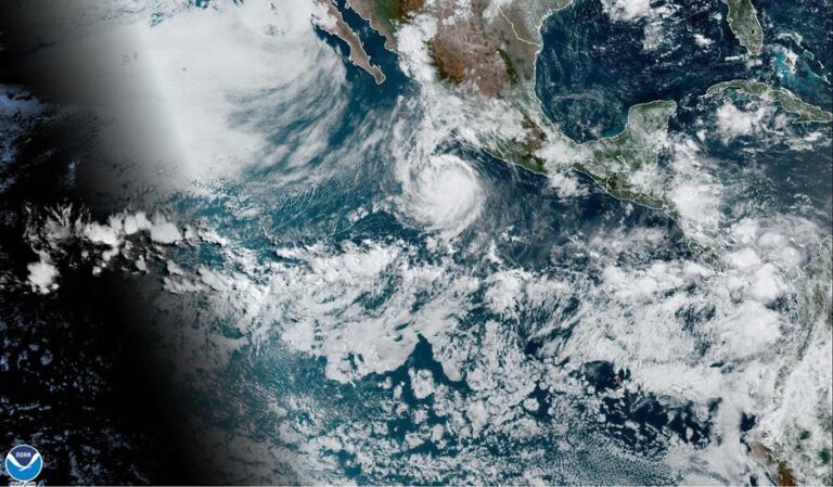 Bonnie se degrada a categoría 2 y provocará fuertes lluvias en México