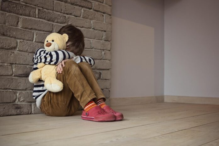 Hay que aborden urgentemente las consecuencias duraderas para la salud mental de los niños y jóvenes.