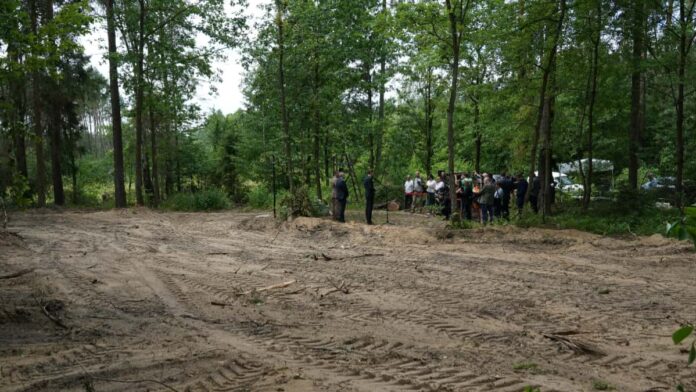 Han encontrado 17 toneladas de cenizas que, según los investigadores, indican que al menos 8.000 personas fueron incineradas en ese lugar.