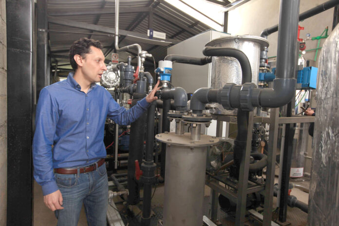 Juan Fernando Cisneros, ingeniero civil, es el creador de un equipo que transforma la basura en electricidad. XCA