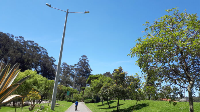 Las camineras junto al río en la avenida 24 de Mayo constan dentro del plan piloto de iluminación LED fotovoltaica planteada por la Centrosur.