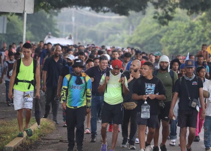 Un total de tres caravanas de cientos de migrantes cada una avanzan este viernes en Chiapas, estado en la frontera sur de México, con destino hacia Estados Unidos y la exigencia de permisos temporales para atravesar territorio mexicano. EFE