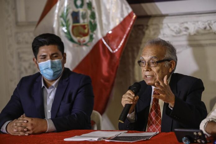 El presidente del Consejo de Ministros de Perú, Aníbal Torres, puso su cargo a disposición del mandatario peruano, Pedro Castillo, por