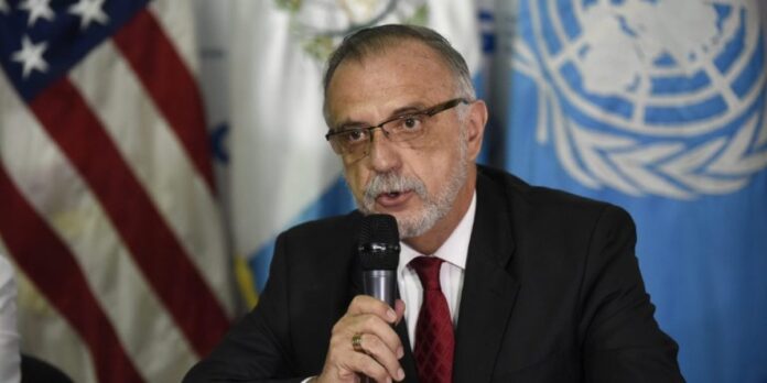 El ministro de Defensa de Colombia, Iván Velásquez, anunció que ordenará a las Fuerzas Militares que dejen de bombardear campamentos de grupos armados ilegales en los que haya menores de edad y recalcó que no se disminuirá la capacidad de la fuerza pública.