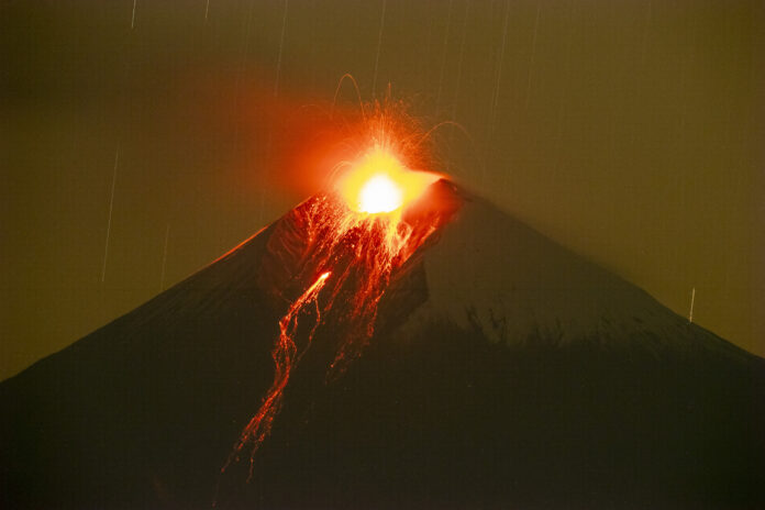 Actividad eruptiva del volcán Sangay en Ecuador