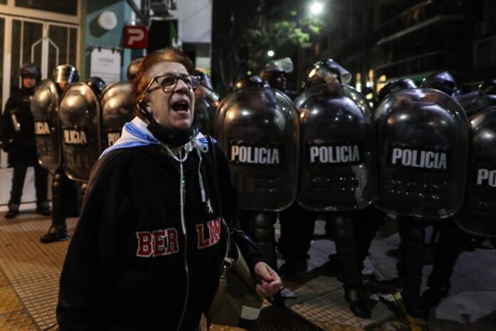 Policías llegan a controlar a los manifestantes que se concentran frente al domicilio de la vicepresidenta argentina, Cristina Fernández, para demostrar su posición a favor o en su contra por el procesa de corrupción que la justicia del país le sigue