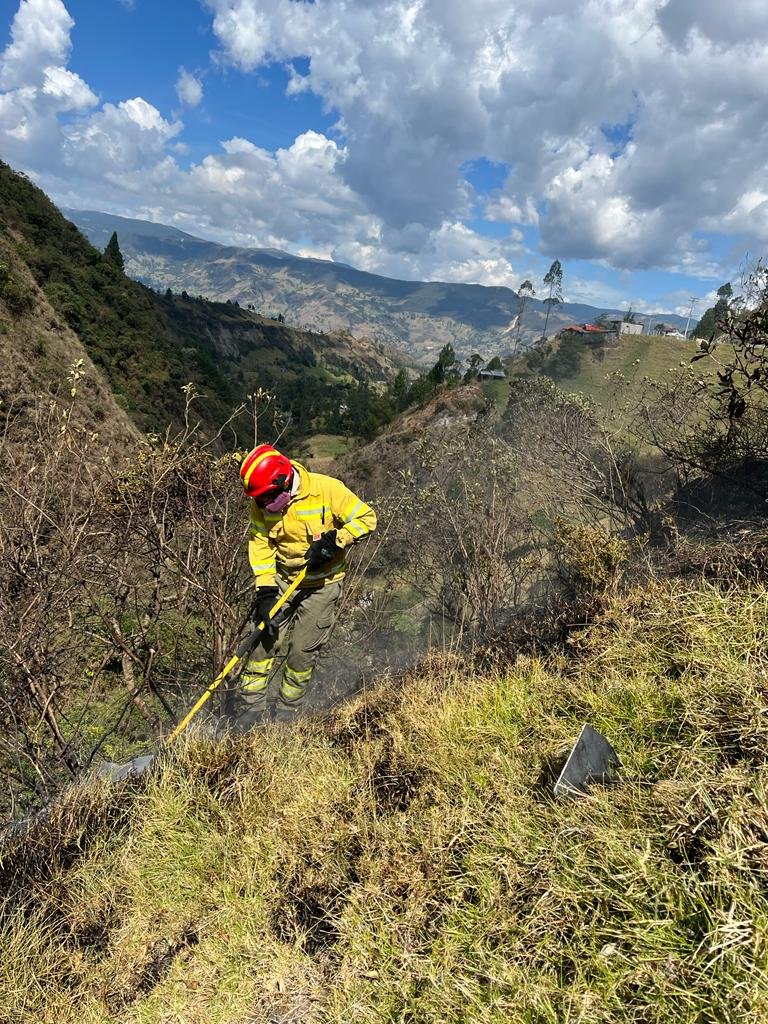 Incendios forestales continúan afectando al Azuay
