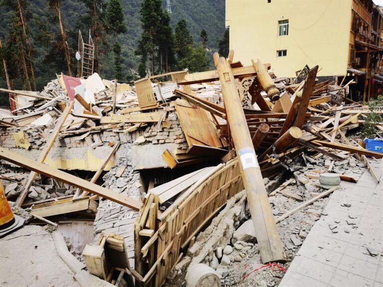 Prosiguen las tareas de rescate tras el sismo que deja ya 65 muertos en China