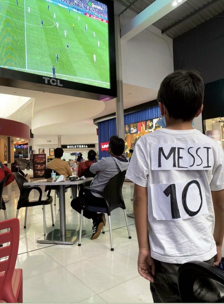 Benjamín García se llama el niño cuencano que recibirá la camiseta de Lionel Messi