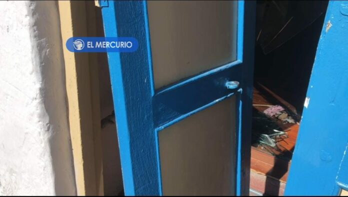 Delincuentes causaron daños en las seguridades de una puerta e ingresaron al local de venta de sombreros.